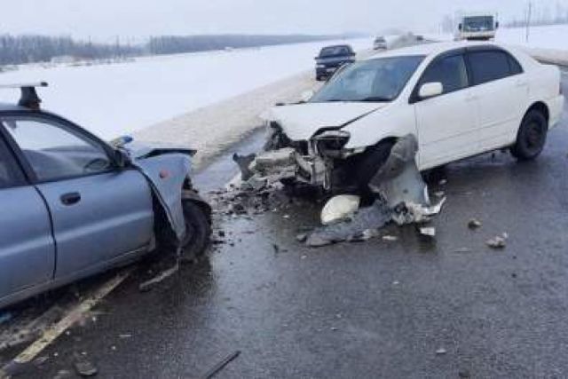 В Краснодарском крае в ДТП с фурой пострадали водители двух легковушек