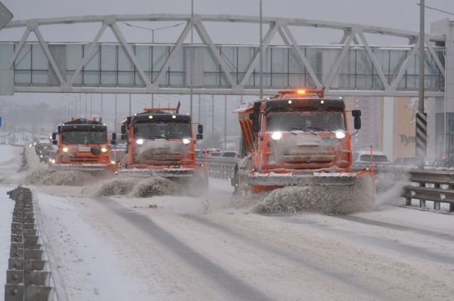 26 января более 300 человек и 200 единиц техники убирают снег в Туле