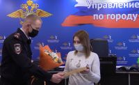 Начальник УМВД РФ по Волгограду вручил цветы Валентине Королевой