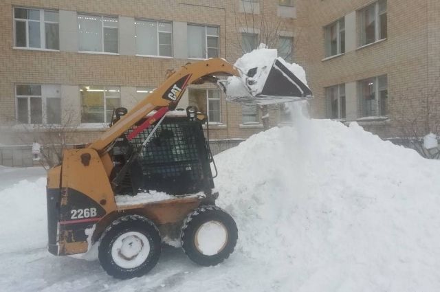 Плеханов выделил спецтехнику для очищения территорий школ от снега