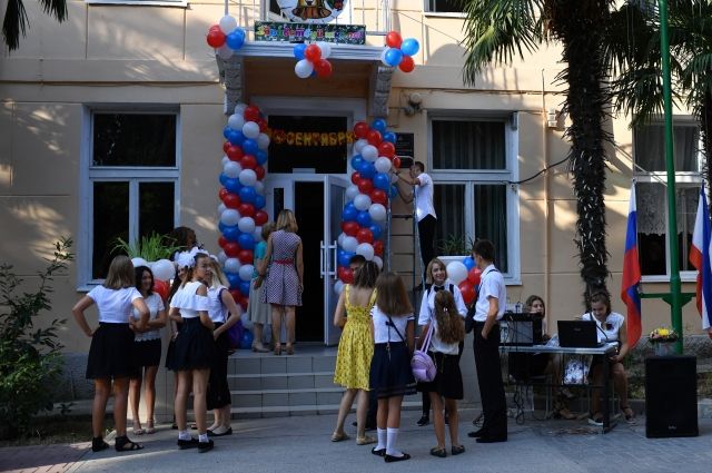 Подготовка школы № 6 города Ялты к торжественным мероприятиям, посвященным Дню знаний.