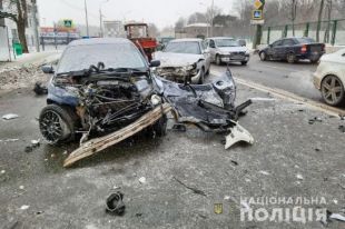 В Харькове сотрудница полиции устроила тройную аварию.