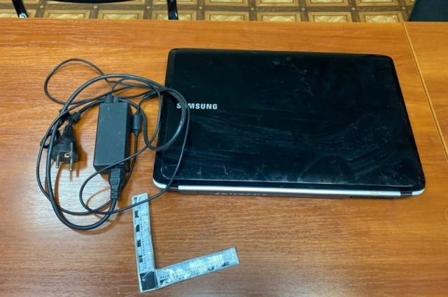 В Волгоградской области грабитель украл ноутбук из ДК на глазах сотрудницы