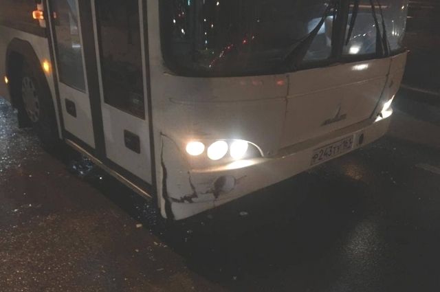 В Ростове автобус с 40 пассажирами врезался в иномарку