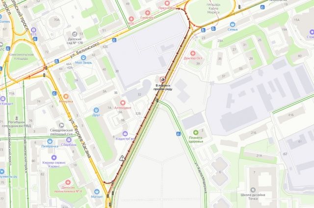 Сервис Яндекс.Карты показывает, что на этом участке действительно произошло ДТП. Пробка скопилась на всём участке до выезда на Героев Хасана.