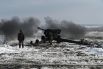 Военнослужащие воинской части Южного военного округа (ЮВО) на огневой позиции гаубиц «Мста-Б» (2А65) на учениях артиллерийских стрельб на полигоне «Кузьминский» в Ростовской области