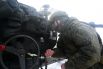 Военнослужащий воинской части Южного военного округа (ЮВО) на огневой позиции гаубиц «Мста-Б» (2А65) на учениях артиллерийских стрельб на полигоне «Кузьминский» в Ростовской области