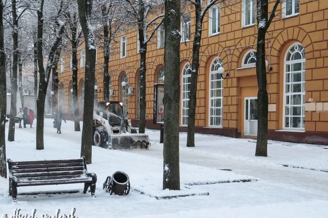 Порядка тысячи кубометров снега вывезли с улиц Смоленска за сутки