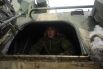 Военнослужащий в бронетранспортере БТР-82 на учениях артиллеристов и мотострелковых войск в Южном военном округе на полигоне «Кузьминский» в Ростовской области