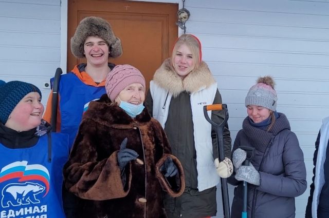 Волонтеры партии «Единая Россия» и молодогвардейцы помогают жителям региона в уборке территорий от снега.
