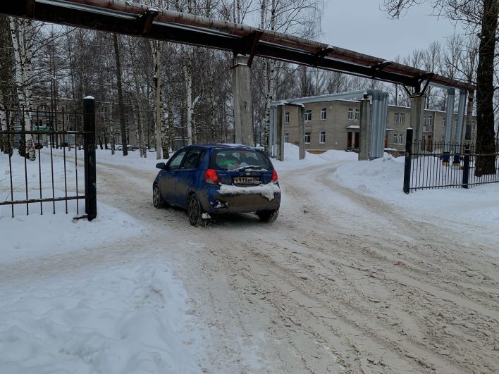 на подъезде к больнице №2 на улице Попова - лед под снегом. 