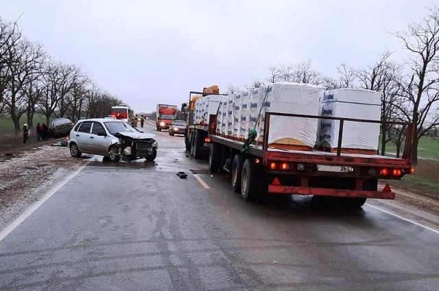 На Ставрополье произошла авария с грузовиком и двумя легковушками