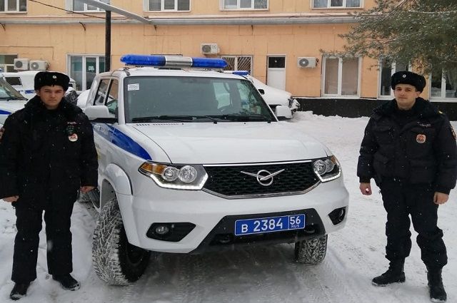 В Оренбурге полицейские помогли двум водителям, застрявшим в сугробе