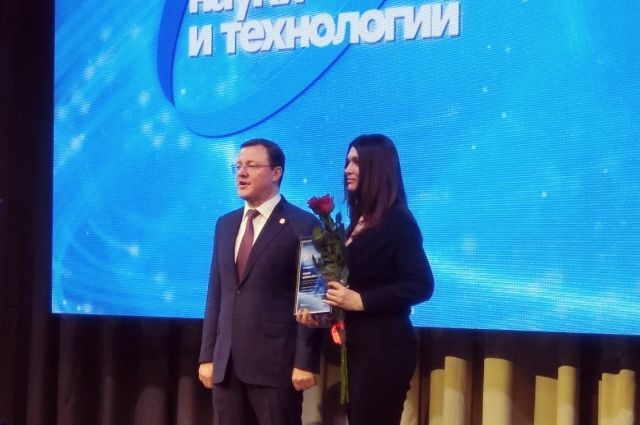 Губернатор Самарской области Дмитрий Азаров лично вручил награду журналисту