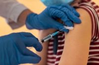 В настоящее время прививки ставят в поликлиниках округа