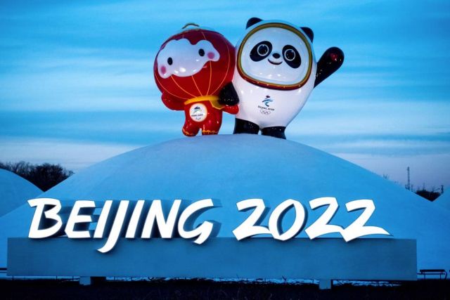 Официальный талисман зимних Олимпийских игр 2022 панда Бин Дуньдунь (справа) и символ Паралимпиады 2022 фонарик Сюэ Жунжун.
