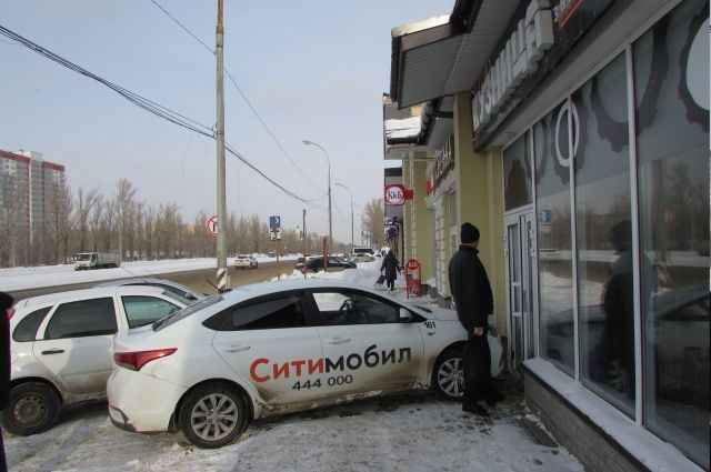 В Тольятти водитель Hyundai Solaris протаранил 2 машины и врезался в дом