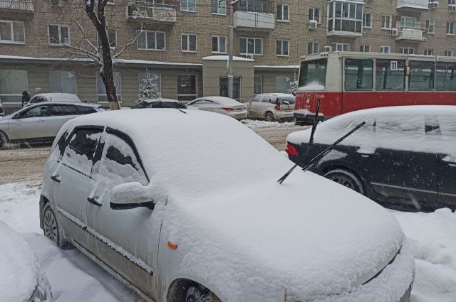 Вечером в Саратове продолжат эвакуировать машины для уборки снега