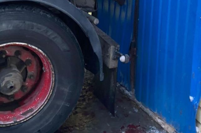 В Новотроицке работник автомойки погиб под колесами грузовика