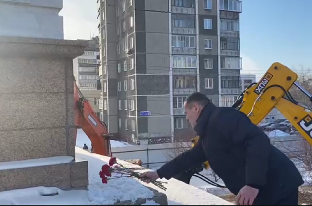 Андрей Барышев возложил цветы к монументу у Ленинградского моста