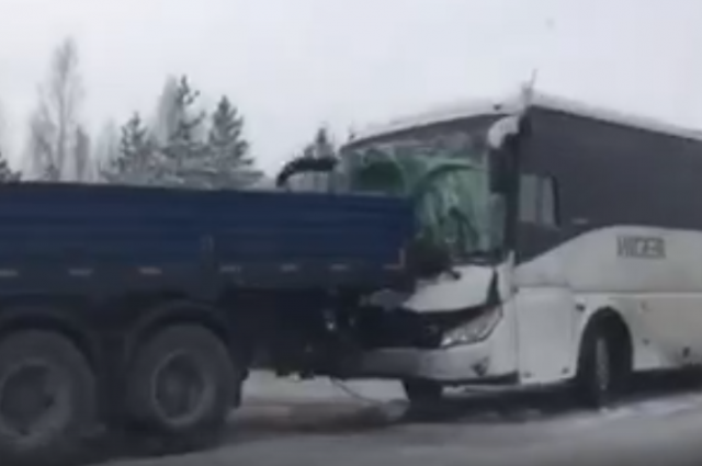 На трассе Пермь - Нытва столкнулись грузовик и пассажирский автобус