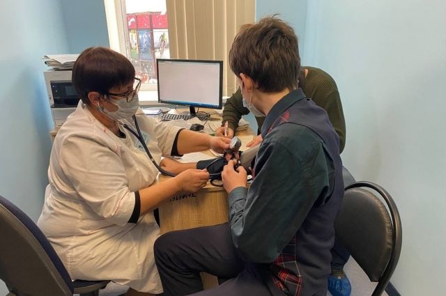 Вакцинация подростков от COVID-19 началась на территории Крыма