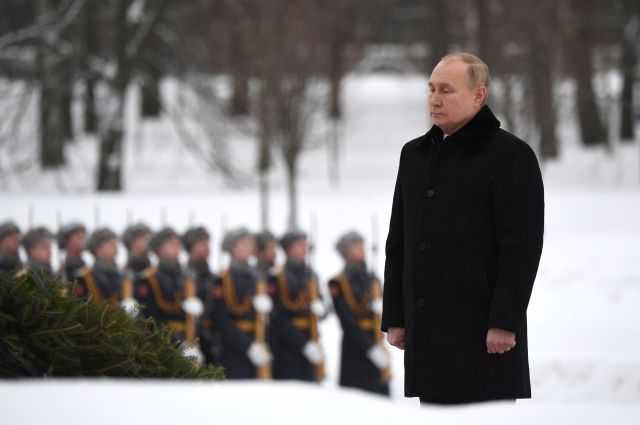 Перед визитом Путина в Петербурге проводили обработку сугробов