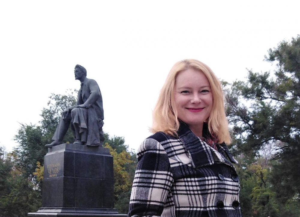 Жизнерадостная Илона рядом с памятником Антона Чехова. 