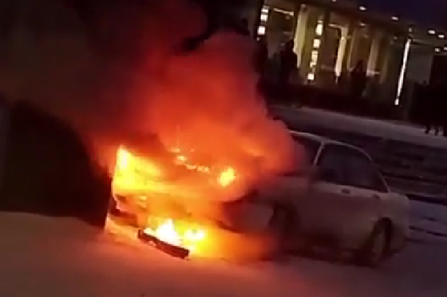 В Новосибирске у ТЦ «Версаль» сгорел автомобиль