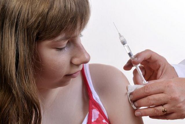 Вакцинация девочек проводится в детских поликлиниках
