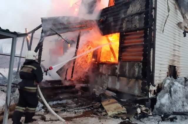 Во Владимирской области сгорел частный дом, пострадала женщина