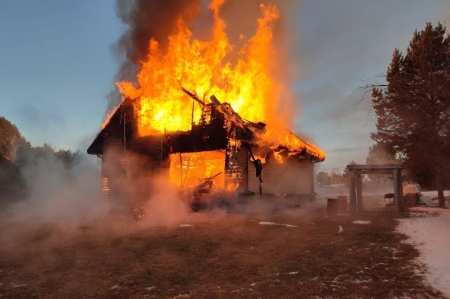 В Перми два человека эвакуировались во время жуткого пожара в частном доме