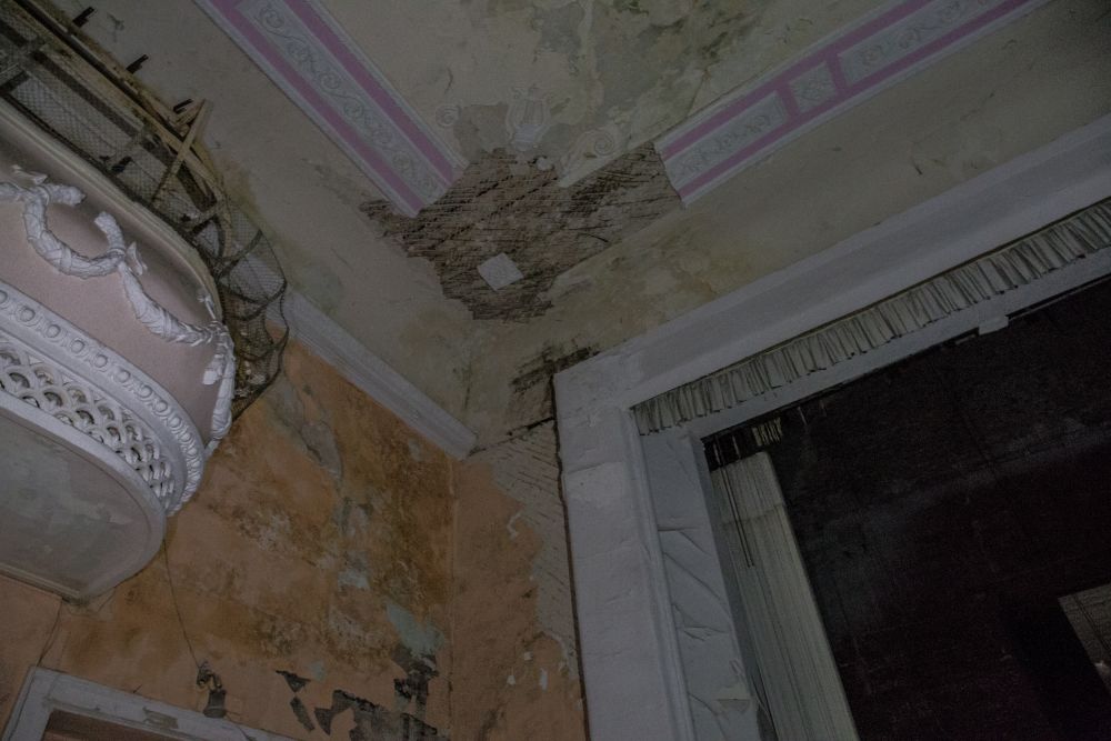 Потолок на сценой не в очень хорошем состоянии.