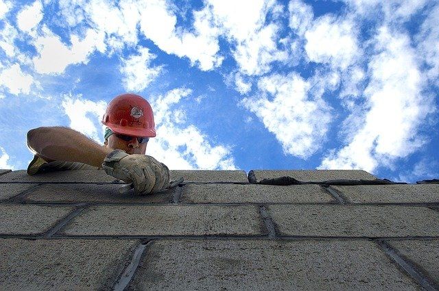 Молодые алтайские строители не могут устроиться на работу официально