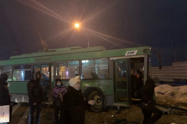 Троллейбус при обгоне автобуса вылетел с дороги в Новосибирске
