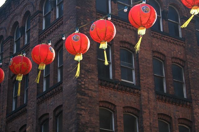 Бумажные фонарики непременно красного цвета - традиционный атрибут праздника в Китае.
