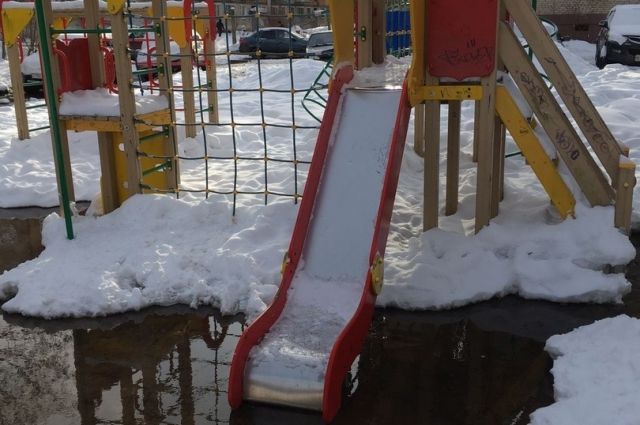 В Алексине из-за порыва затопило детскую площадку и двор
