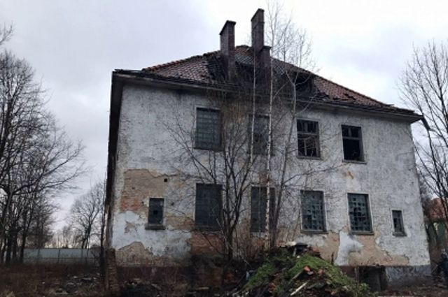 Три человека погибли при пожаре в заброшенной казарме в Калининграде