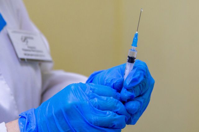 В Новосибирске 14-летний подросток поставил прививку от COVID-19