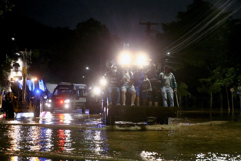 Эвакуация людей после сильных дождей в Кайейрасе