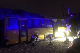 Под Киевом произошло столкновение электропоезда и автобуса.