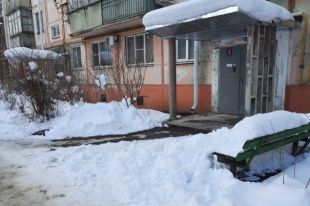 К подъездам до сих пор ведут утрамбованные снежные дорожки.