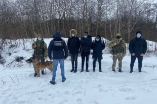 Недалеко от границы со Словакией пограничники задержали троих сомалийцев