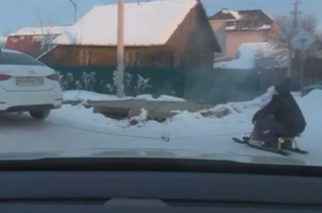 На Урале пьяный водитель катал детей на снегокате, прицепив к автомобилю