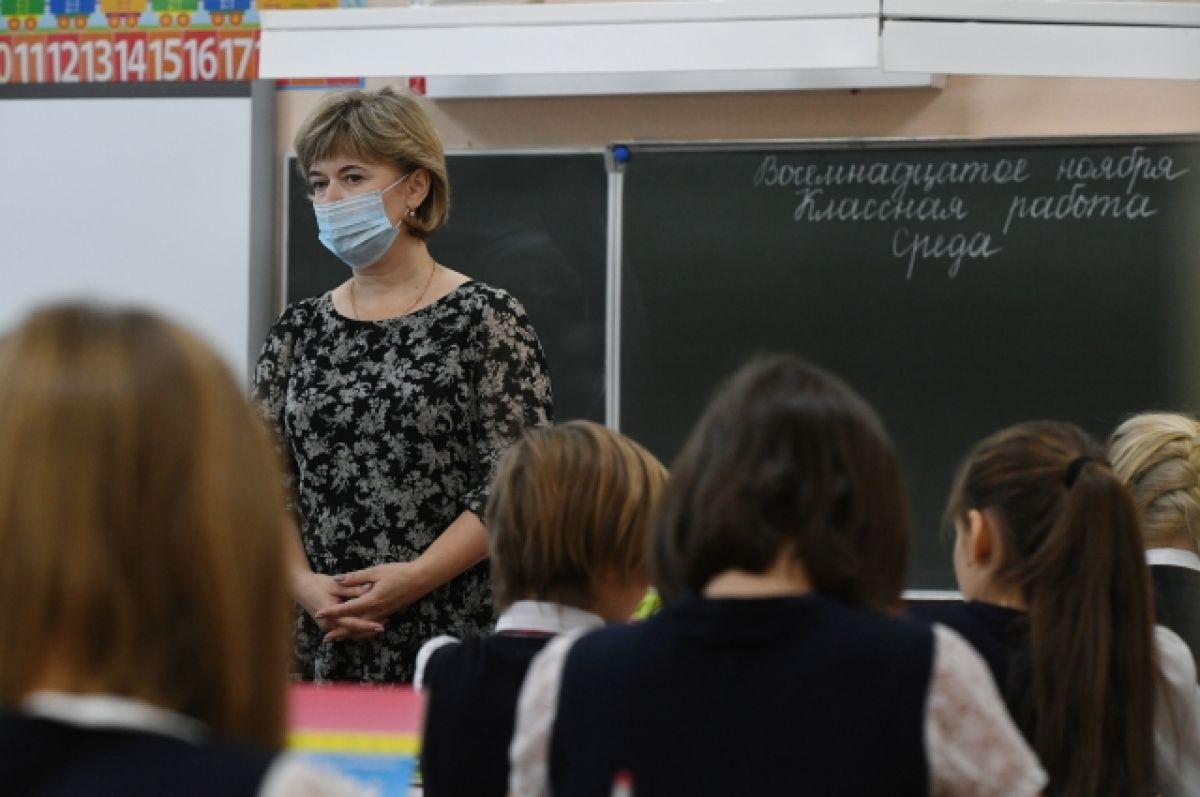 В Петербурге учащихся 7-11 классов переводят на дистанционное обучение |  Аргументы и Факты