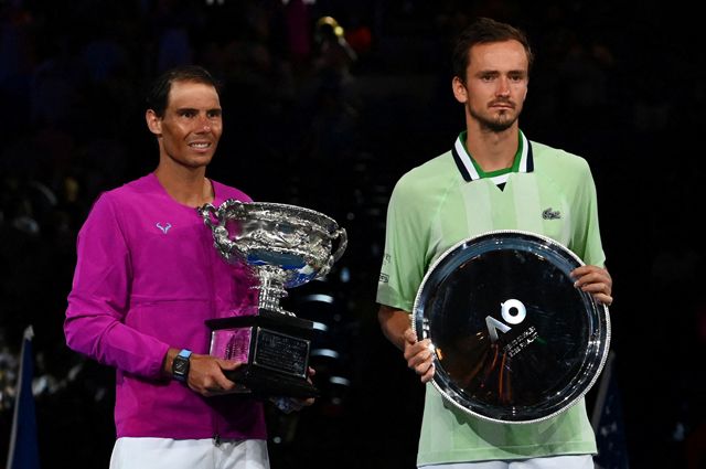 Рафаэль Надаль и Даниил Медведев (справа) после финала Australian Open.