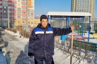 Боиржон Жураев чистит от снега припаркованные во дворе автомобили.