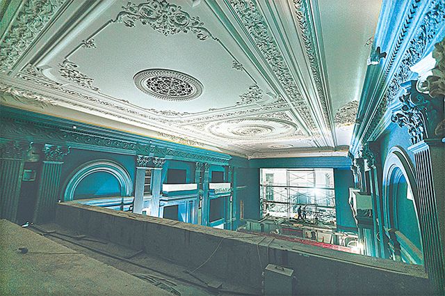 Хотя в Театре на Бронной много работ впереди, декор стен и потолка в зрительном зале уже занял своё место.