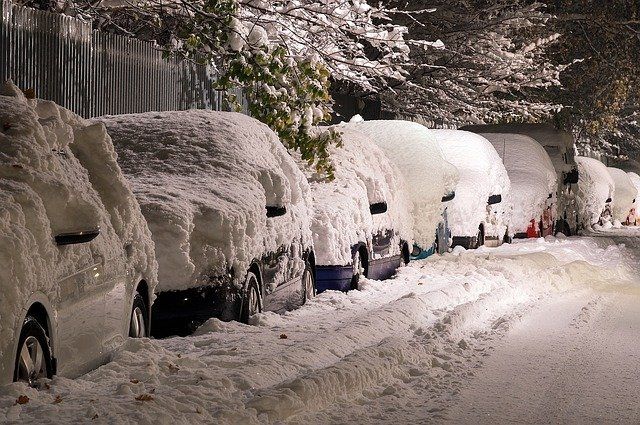 1 февраля в Ярославле коммунальщики пытаются справиться со снегопадом