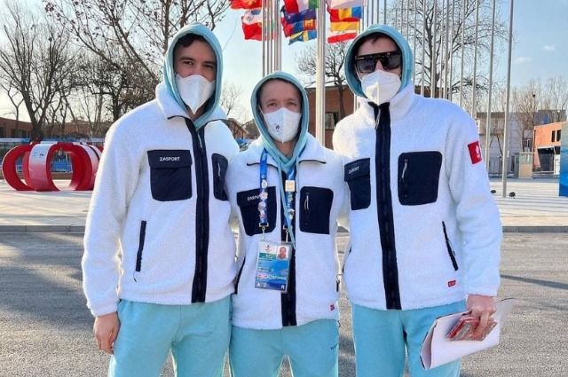 Российские конькобежцы Даниил Алдошкин, Руслан Захаров и Александр Румянцев (слева направо) в Олимпийской деревне в Пекине